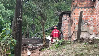 Criança é resgatada após soterramento no bairro Ronda em Ponta Grossa
