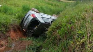 Mulher morre e homem fica ferido após capotamento na PR-438, em Ponta Grossa