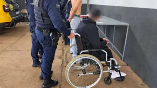 Cadeirante que ficou paraplégico após sobreviver a atentado é preso com arma e drogas