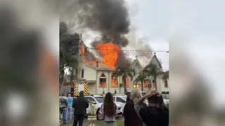Incêndio de grandes proporções atinge Igreja Matriz São José, em Santa Catarina