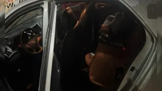 Ladrão rouba carro ocupado por mãe e criança, foge e é preso escondido em motel