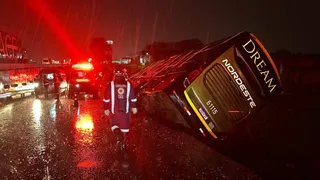 Veja imagens do local do tombamento de ônibus em PG