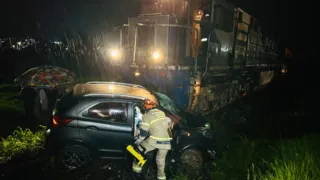 Carro é atingido por trem e motorista fica preso nas ferragens em PG