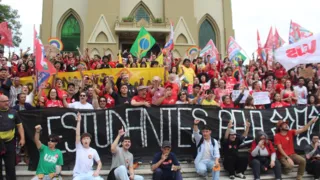 Apoiadores comemoram vitória de Lula na Avenida Vicente Machado