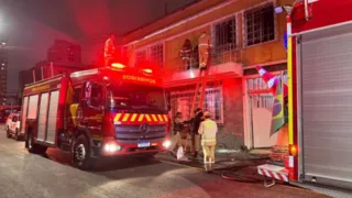 Incêndio em pensionato deixa seis vítimas e idoso é entubado em estado grave
