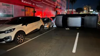 Motorista capota caminhonete e atinge três carros estacionados na Avenida Ernesto Vilela