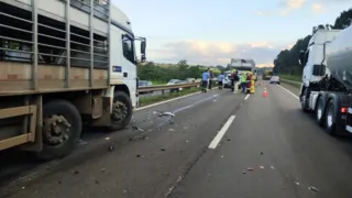 Engavetamento entre caminhões e carro causa quilômetros de fila na BR-376 em PG