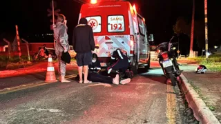Motociclista fica ferida após cair em buraco no Bairro Neves