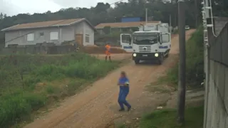 Coletor de 19 anos morre após cair de caminhão de lixo e ser atropelado