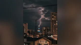 Fotógrafo registra raio impressionante em PG