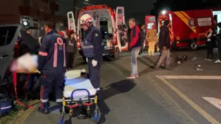 Motociclista é socorrido em estado grave após acidente com carro de aplicativo em Curitiba