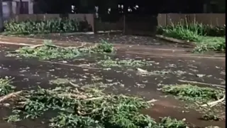 Fortes ventos causam destelhamentos e mobilizam equipes em Ipiranga