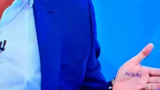 Saiba o que estava escrito na mão de Flávio Bolsonaro na sabatina da Globo