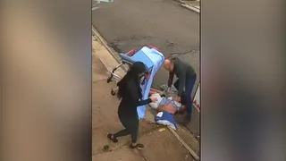 Homem debilitado cai de maca enquanto era levado até ambulância