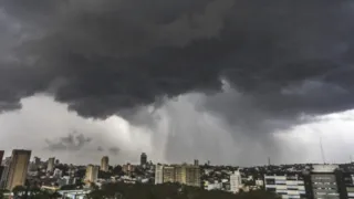 Alerta laranja de tempestade coloca todas as cidades do Paraná em perigo