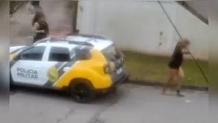 Homem é flagrado com vizinha casada, foge só de cueca e acaba cercado por cães; veja vídeo