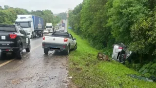Motorista morre em batida frontal entre carro e caminhão na BR-277