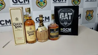 Homem foge ao avistar viatura e deixa garrafas de colecionador no Centro de PG