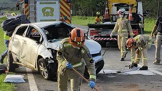 Carro capota na BR-376 e aeromédico é acionado para socorrer vítimas em PG