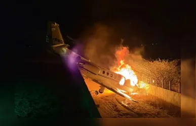 Um jato executivo que transportava o cantor Rey Vaqueiro e outras sete pessoas saiu da pista e pegou fogo durante o pouso na madrugada deste domingo (13)