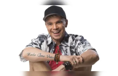 Netinho iniciou a carreira profissional em bares e ganhou projeção em 1988, como vocalista da Banda Beijo.