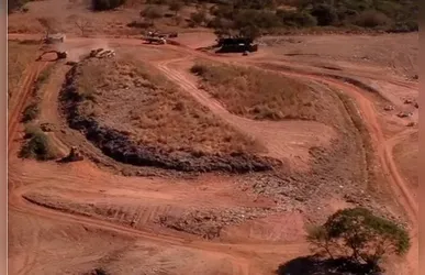 Os restos mortais estavam em avançado estado de decomposição, ao lado de um caixão