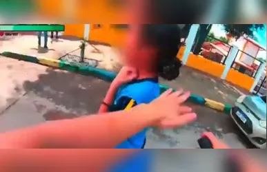 Nas imagens, a estudante aparece do lado de fora da escola, com várias abelhas sobre a roupa e os braços