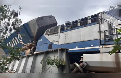 Parte da carga de milho caiu no Ribeirão Tatu