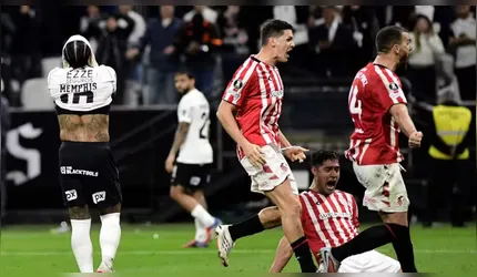 Reação de Memphis Depay à perda do pênalti no fim de Corinthians x Estudiantes pela Libertadores