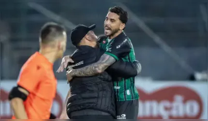 Ronald Camarão e Paulinho marcaram para o Dogão