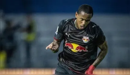 Wallace Yan comemora gol contra a Chapecoense pelo Brasileirão