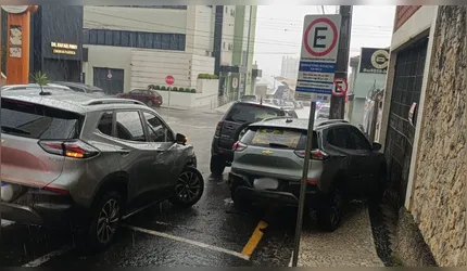 Motorista relata mal súbito antes de atingir dois carros estacionados