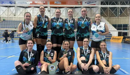 Equipe Molas Vôlei, campeãs do 1º Campeonato Municipal de Voleibol Feminino