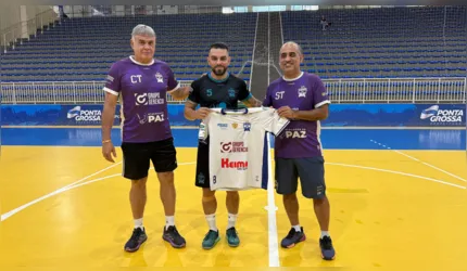 Novo reforço foi recepcionado pelo coordenador geral Gegê Machado (esquerda) e o técnico Wagner Kbça (direita)