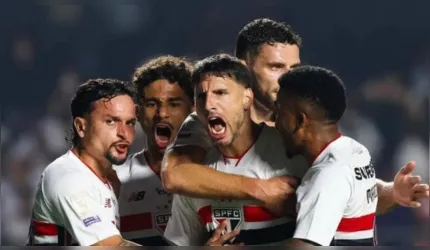 Calleri comemora com companheiros de equipe