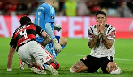 Marcos Rojo atua pelo Estudiantes durante o empate em 0 a 0 contra o Flamengo na semifinal da Libertadores