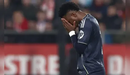 Vini Jr. lamentando o empate do Real Madrid diante o Elche, em La Liga