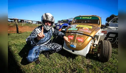 Ailson Jr. ao lado de seu Fusca Carburado