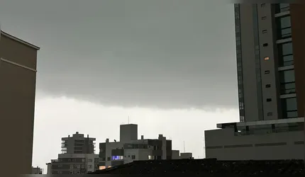 A chuva veio acompanhada de condições típicas de instabilidade, exigindo atenção de motoristas e pedestres