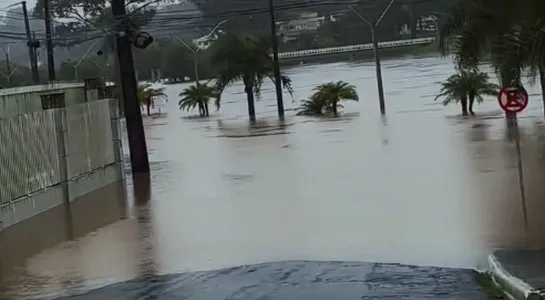 Com o aumento rápido do nível do rio, surgiram pontos de alagamento