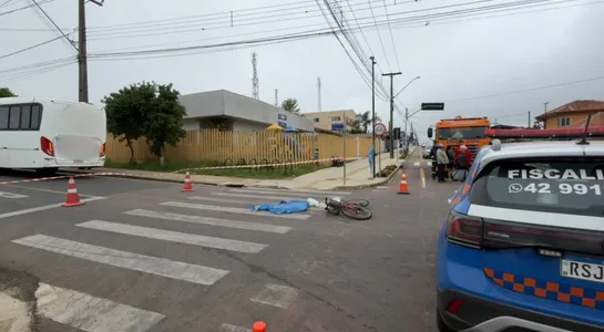 A ciclista sofreu ferimentos graves e, apesar do atendimento, a médica que esteve na ocorrência constatou o óbito no local