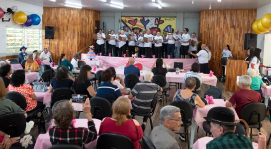 Os participante receberam uma apresentação do coral “Tocando em Frente”