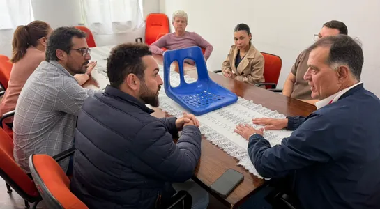 Prefeito Rildo Leonardi e equipe acompanham apresentação dos materiais e alinham contratação de trabalhadores locais para as obras do Ginásio Quirão