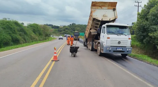 Ao trafegar por trechos em obras, condutores devem reduzir a velocidade e seguir com cautela