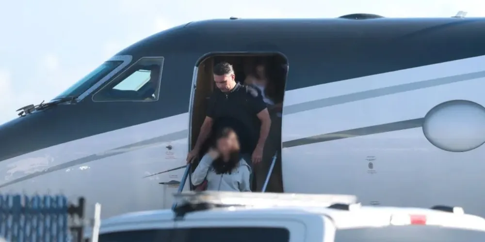 Flávio Bolsonaro desembarca em Miami com a família após fugir do Brasil