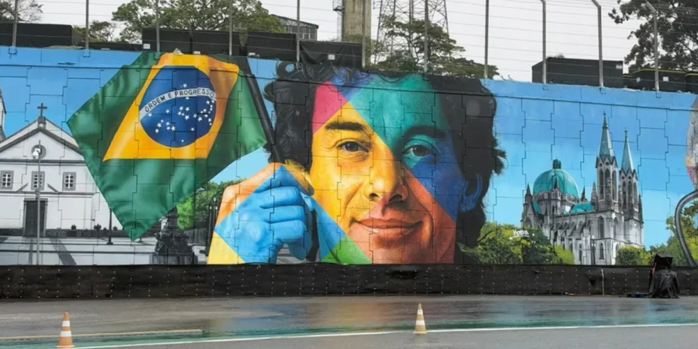 A obra foi produzida pelo artista plástico Eduardo Kobra no muro que acompanha a curva do Laranjinha