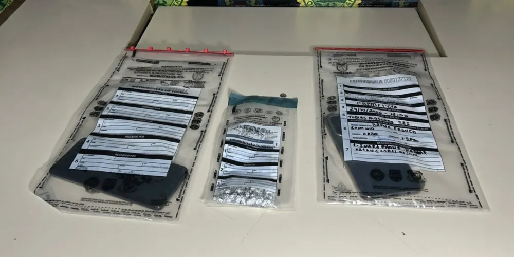 Durante a revista, os policiais encontraram pedras de crack armazenadas em uma sacola que estava sob posse do casal