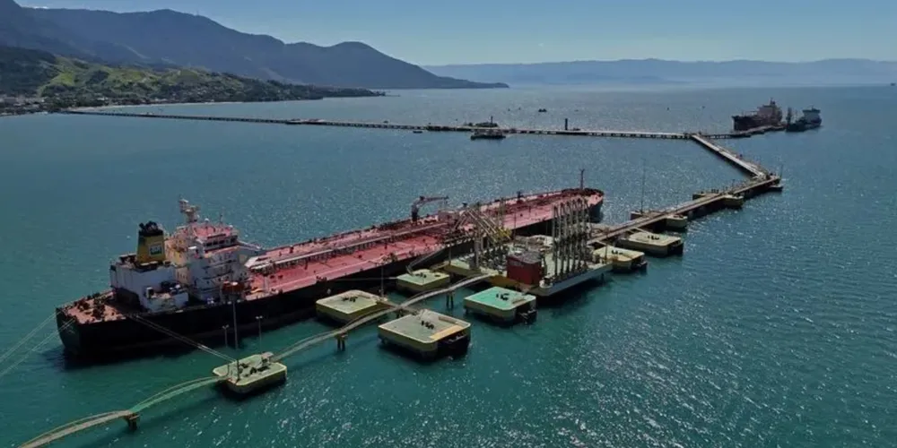 Vista aérea de navio petroleiro no terminal da Transpetro, subsidiária da Petrobras, em São Sebastião (SP)