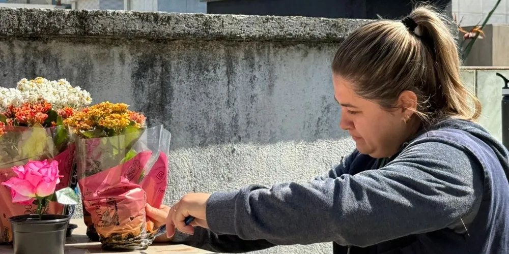Movimentação aumenta nos cemitérios com a chegada do Dia de Finados