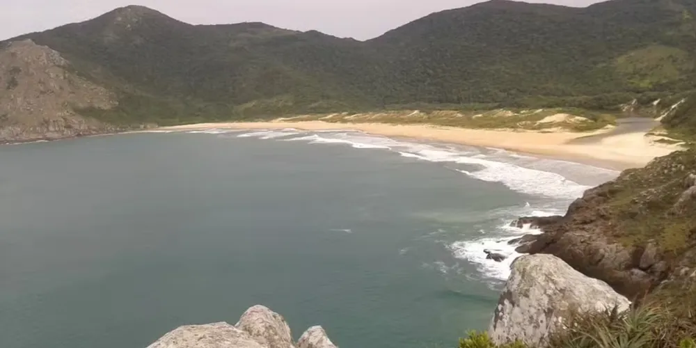Vista panorâmica da Praia da Lagoinha do Leste, local isolado no sul de Florianópolis onde ocorreu o afogamento
